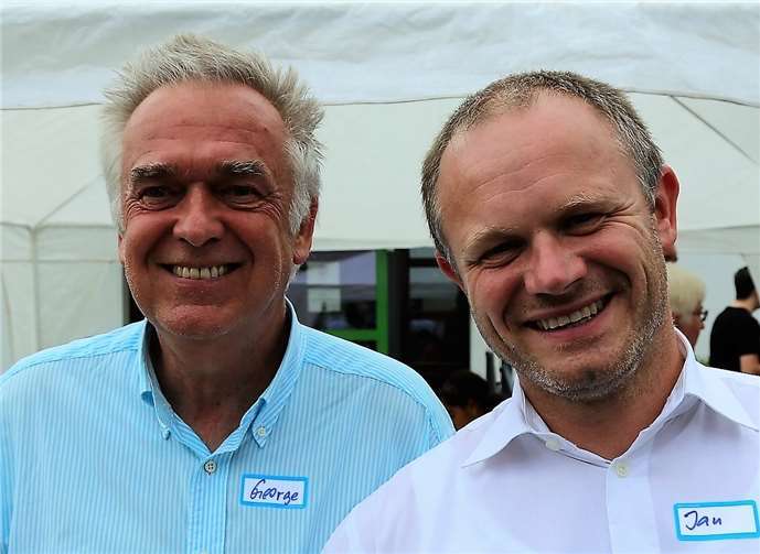 Leckere Spezialitäten aus aller Welt Georg Klare und Jan Einig, Oberbürgermeister der Stadt Neuwied, (li.u.re.) in bester Stimmung auf dem Sommerfest des RLI Integrationsprojektes.
