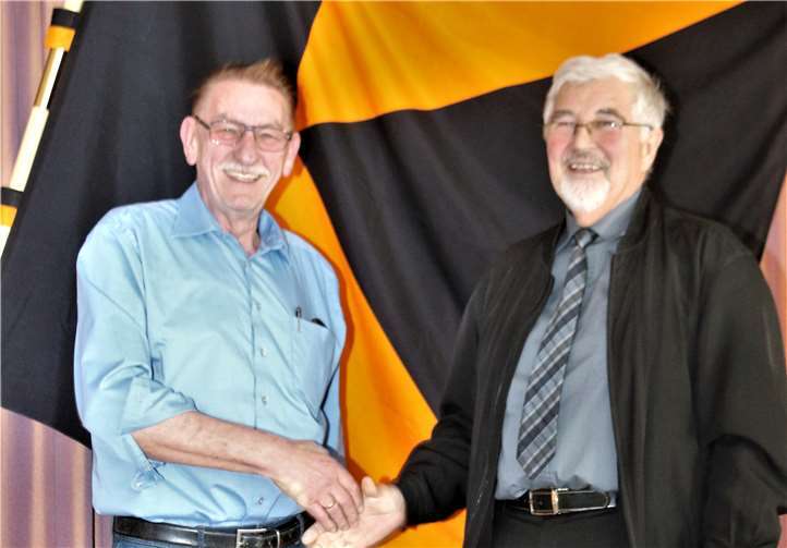 Georg Manthey, 1. Vorsitzender Kolping Familie (l.), dankt Bernhard Ickenroth, Vorsitzender des Fördervereins Hospizbewegung Andernach/Pellenz, für seinen Vortrag. Fotos: GS