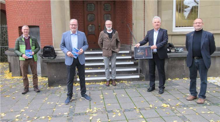 Georg Persch, Activity-Beauftragter des LC Bonn-Rhenobacum; Michael Firmenich, Präsident des LC Bonn-Rhenobacum; Thomas Spitz, Mitbegründer der Partnerschaft; Stefan Raetz, Rheinbacher Bürgermeister hält eine Dokumentation der Ausstellung in den Händen; Peter Baus, Mitgestalter der Ausstellung und Mitbegründer der Partnerschaft (v. li.).Foto: Klaus Lindner