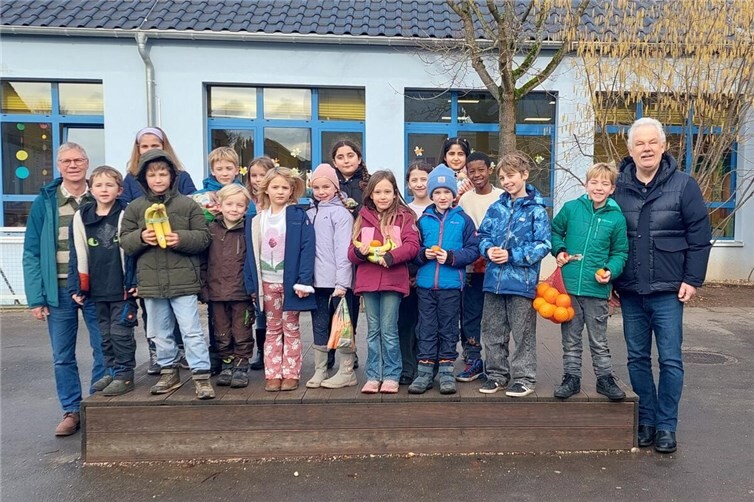 Georg Persch (l.) und Stefan Raetz übergaben den Vertretungen der Kinderkonferenz Obst für das Projekt „Gesunde Ernährung“.Foto: privat