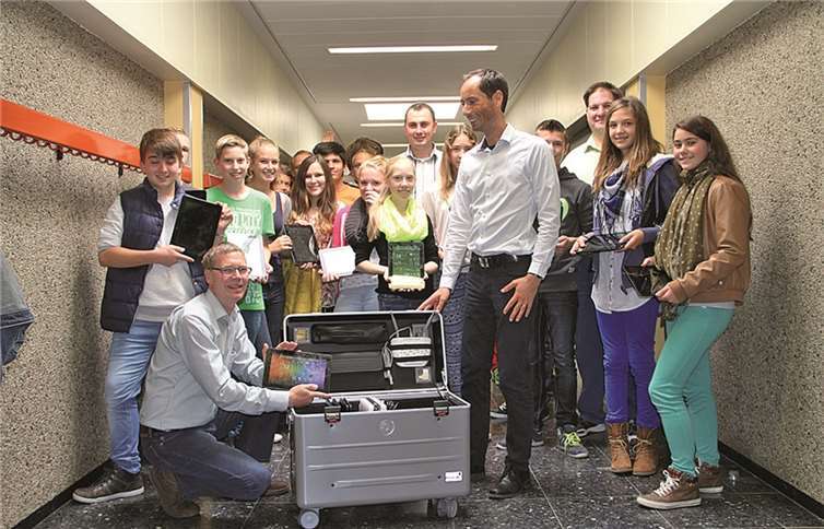 Georg Persch überreichte einen Koffer mit 16 Tablet PCs und die Schüler waren begeistert! Gerd Hänschke