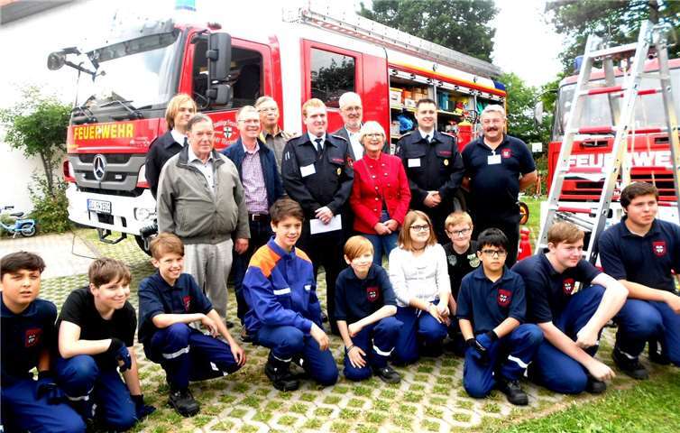 Georg Persch und Erhard Knauer vom Lions Club Bonn-Rhenobacum (stehend, vorne, 1 und 2. v. li.) überreichten dem Jugendwart der Feuerwehr Merl, Christian Kemp, eine Spende in Höhe von 500 Euro. privat