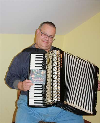 Georg Schiffer mit seinem Akkordeon. Foto: Kloster Ebernach