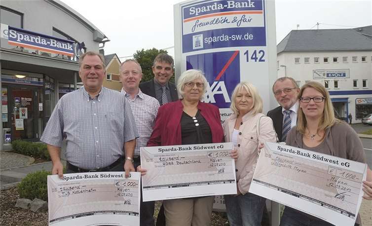 Georg Schilling und Claudia Brenk-Rabbel vom TUS Kottenheim, Carina Faulhaber von der Lebenshilfe Mayen und Renate Lohner, ADRA Deutschland, nahmen die Schecks über jeweils 1.000 Euro entgegen. privat