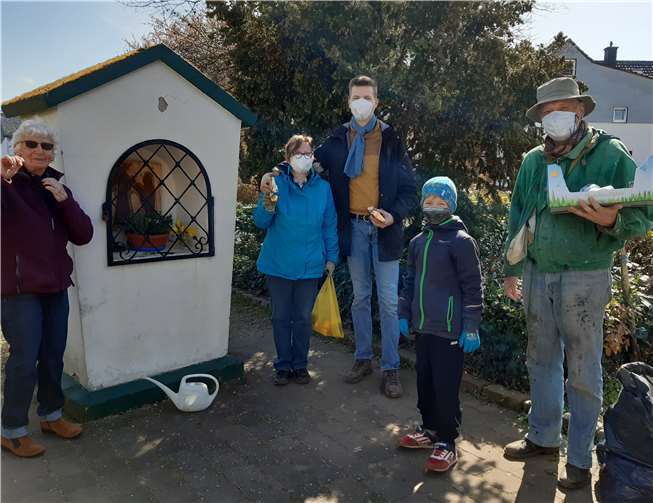 Georg Schneider (r.) dankt den Helfern. Fotos: privat