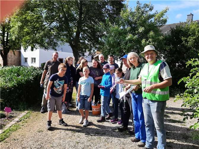 Georg Schneider und Evelyn Schnabel vom HVV Buschhoven begrüßt die Gruppe vom TTC Buschhoven zur gemeinsamen Pflegeaktion.  Fotos: privat
