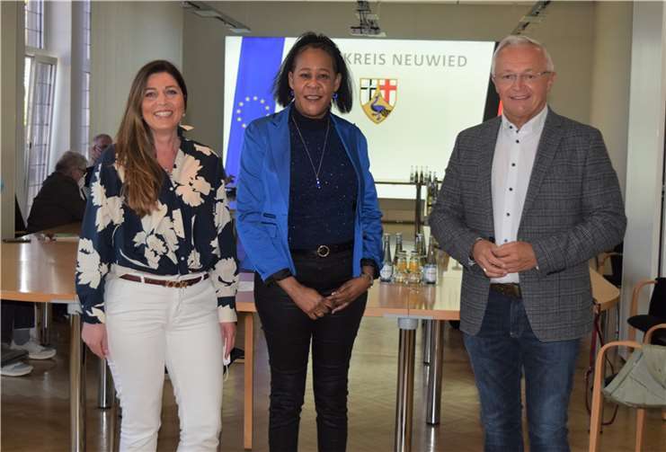 Georginah Nussbaumer (Mitte) aus Hausen rückt als neues Mitglied in den Beirat nach. Sie wurde von Landrat Achim Hallerbach auf die Erfüllung ihrer Pflichten als Mandatsträgerin verpflichtet. Links: Beiratsvorsitzende Violeta Jasiqi. Fotos: Kreisverwaltung Neuwied