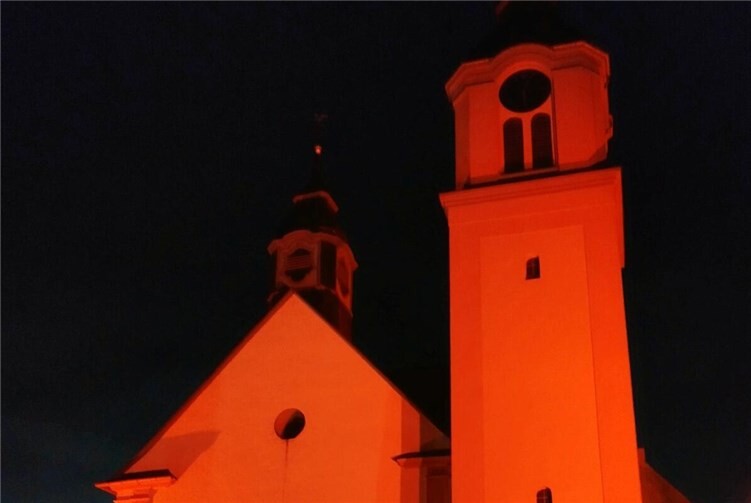Georgskirche in Urmitz/Rhein wurde ab dem 15. November rot angeleuchtet, um an weltweit verfolgte Christinnen und Christen zu gedenken. Foto: Thomas Gerber