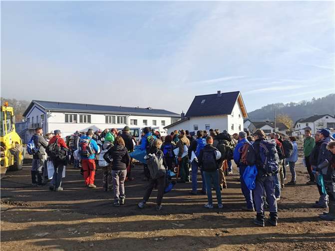 Gepackt mit Müllsäcken warteten die Mitglieder auf den Einsatz. Foto: DAV Koblenz