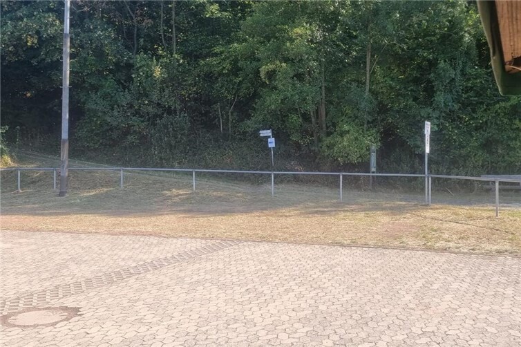 Umfassende Sportplatzpflege mit moderner Ausstattung und Schutzmaßnahmen