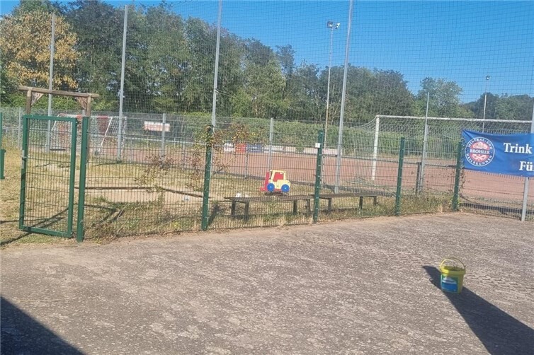 Gepflegter Weg zum Spielplatz.