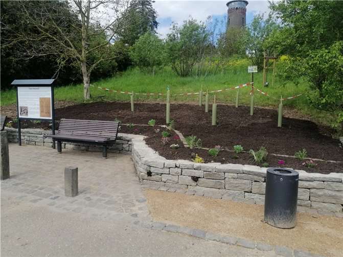 Geplant ist die Aufwertung des Grundstückes mit einer Hangrutsche, einer Wald-Hollywoodschaukel, einer Bank, und der Platzgestaltung im oberen Bereich. Foto: Dr. Tillmann Frauendorf