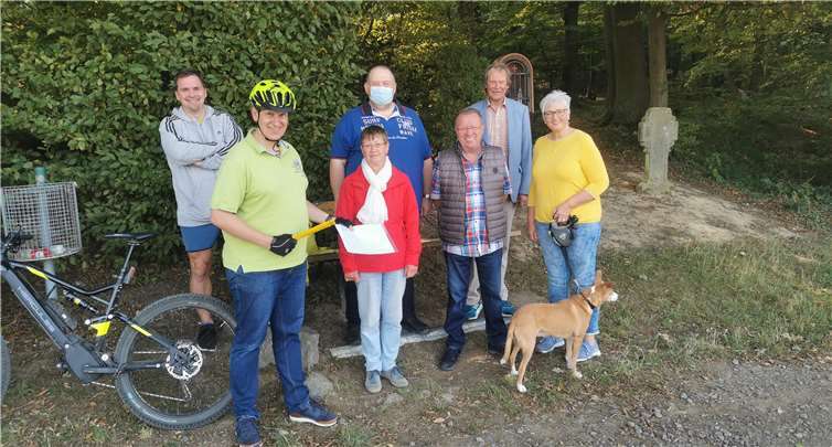 Neuen Wander-Rastplatz gebaut Geplant ist eine überdachte Tisch-Bank-Kombination am Wegesrand, um den zahlreichen Wanderern und Fahrradfahrern dort eine Rastmöglichkeit mit herrlichem Ausblick auf Westum, den Mühlenberg und bis auf die Grafschaft zu schaffen. Foto: privat