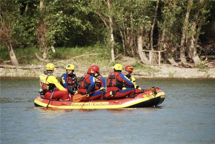 Anspruchsvolles Training: Von Motorausfall bis Strömungsrettung Geprobt wurden Einsatzlagen, die im Ernstfall jederzeit eintreten können: Bootstrupps mussten trotz technischer Probleme Rettungsmanöver absolvieren
