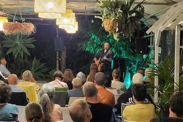 Ger O’Donnell brillierte in „Cimiotti’s Garten“ in Obermendig mit traditionellen irischen Melodien und gefühlvollen Balladen. 