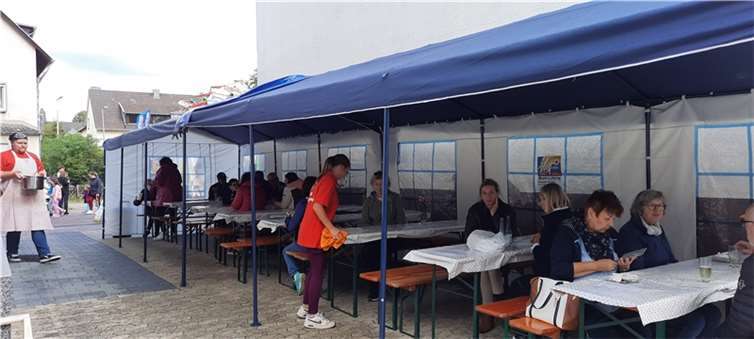 Gerade die regensicheren Plätze waren begehrt. 