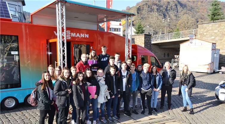 Gerade erst hatte die Klasse 9 der Realschule Plus Cochem das Thema Wasserstoff mit Lehrerin Vera Feiden abgeschlossen, da kam der Info-Truck „wie gerufen“.privat
