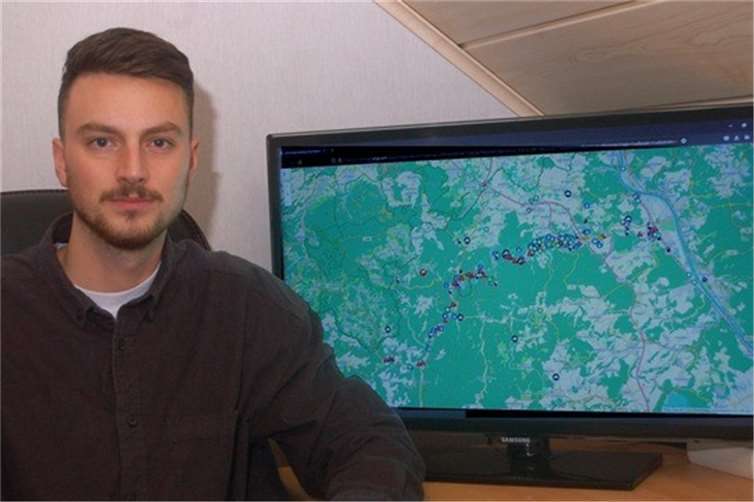 Gerade freiwillige Helfer können auf der Karte von Michael Pospiech (im Bild) wichtige Informationen finden und zusätzliche Daten einpflegen assen.Foto: Michael Pospiech