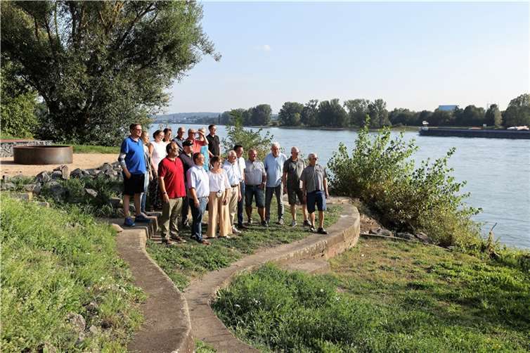 Gerade für die Rheinufer-Anlieger könnten Flusswärmepumpen eine wichtige Rolle für die zukünftige Energieversorgung Neuwieds spielen. Am Rheinufer Irlich informierten sich die Mitglieder der Fraktionen von CDU, Bündnis90/die Grünen und FWG über Chancen und Möglichkeiten der Energiegewinnung aus dem Rhein.  Foto: Jörg Niebergall