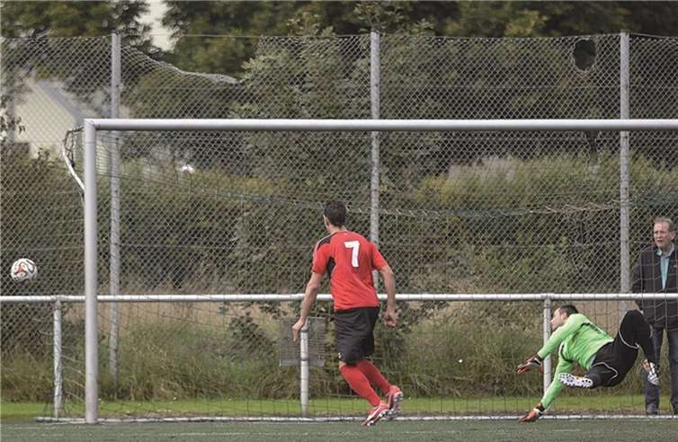 Gerade hat das Geschoss von Fehd Mestiri im Gehäuse von Julian Schmitz eingeschlagen. Daniel Seuser kann nur noch staunend zusehen. TH