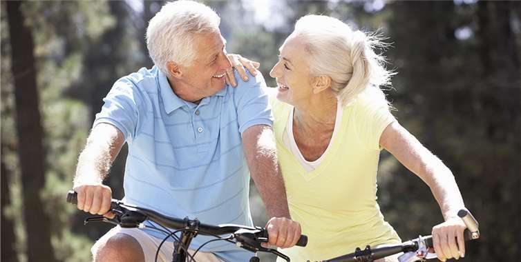 Gerade im Frühjahr möchte auch die Generation 50+ fit und aktiv sein. Monkey Business/Fotolia.com/akz