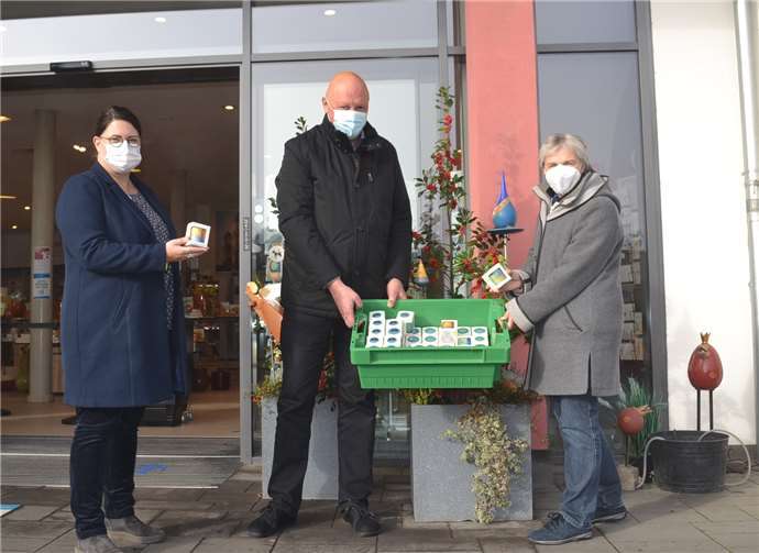 Gerade in Corona-Zeiten möchten (von links) Sandra Friedrich, Matthias Wilken und Irmgard Hillesheim mit den Schmucklichtern von Maria Laach etwas Wärme in die Häuser bringen. Foto: E.T. Müller