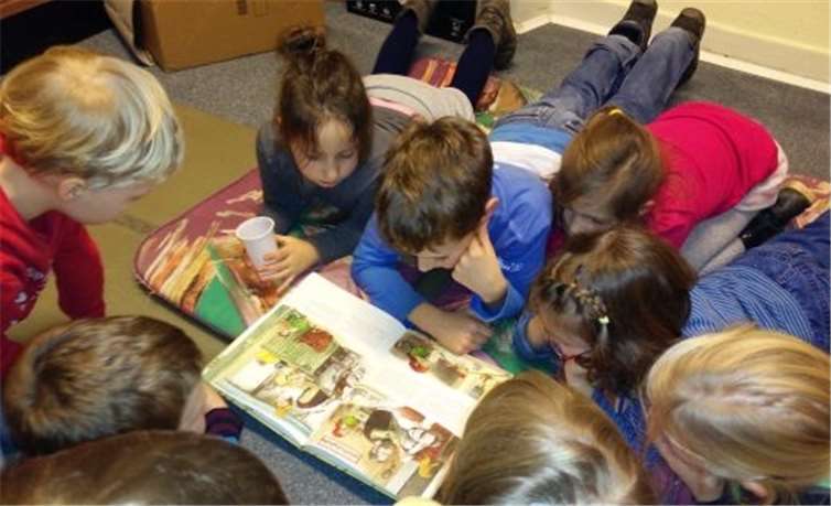 Gerade in der Adventszeit sollten das Lesen und Vorlesen und das gemütliche Beisammensein der Großen und Kleinen einen festen Platz haben. privat