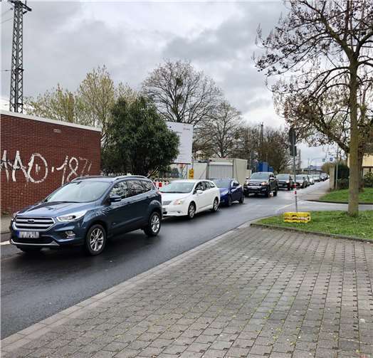 Gerade zur Feierabendzeit staut es sich im Bahnhofsbereich gewaltig. Fotos: ROB