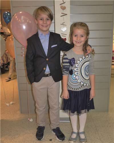 Geradezu erfrischend wirkte das Geschwisterpaar in seinem ebenso trendigen wie eleganten Outfit.