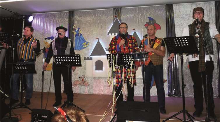 Geradezu stimmgewaltig kamen die Kolping-Sänger v. rechts: Christoph Kranz, Arndt Spitzlei, Joachim Plitzko, Fred Geilen und Reinhold Euskirchen als „Kolping Rotznasen Pipers“ daher.