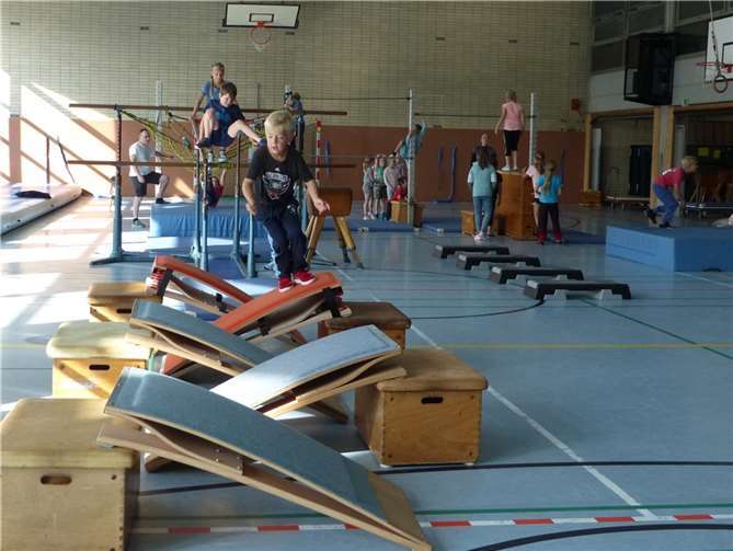 Geräteparcours in der Turnhalle