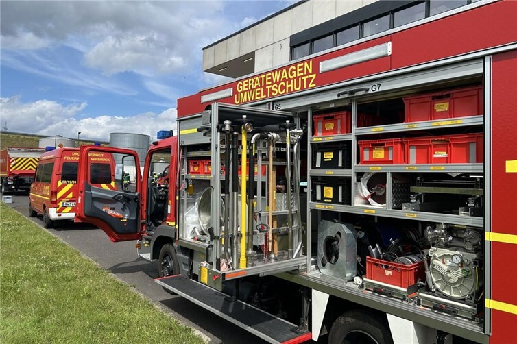Gerätewagen Gefahrstoffe im Absperrbereich während der Übung