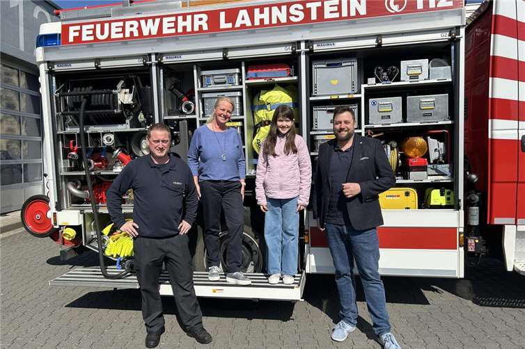 Gerätewart Daniel Bersch (links) konnte Kayley Klapper einen eindrucksvollen Einblick in die Arbeit der Feuerwehr geben.