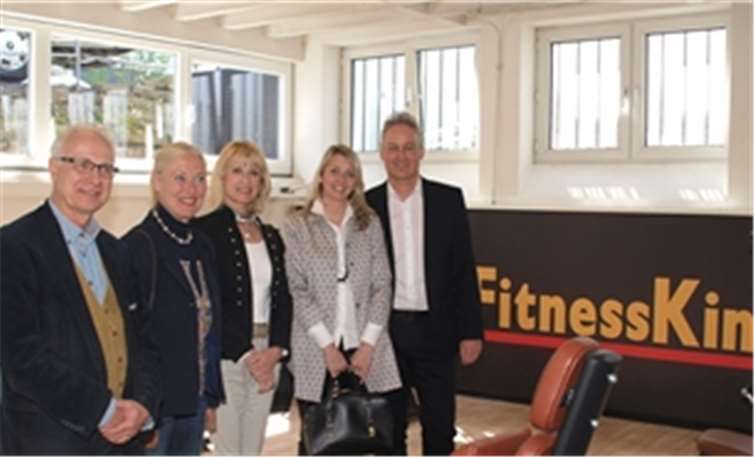 Mit Lifestyle weiter auf Erfolgskurs Geräumig und mit vielen neuen Geräten präsentiert sich das FitnessKing-Studio in Koblenz. Dies stellten Christoph Krepele, Monika Sauer, Bürgermeisterin Marie-Theres Hammes-Rosenstein und die Inhaber Maggie und Christoph Hermann mit Freude fest.