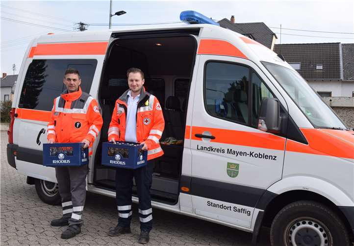 Gerald Arleth und Robert Henriksson vom DRK Saffig schauen an allen Einsatzorten nach dem Rechten und versorgen die Helfer mit Getränken.