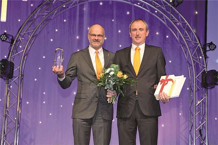 Gerald Lichter und Martin E. Davies, Geschäftsführer der RHODIUS Schleifwerkzeuge GmbH & Co. KG, nahmen in Berlin die Auszeichnung „Premier-Finalist 2014“ im Rahmen des Großen Preis des Mittelstandes für ihr Unternehmen entgegen.Foto: Boris Löffert/Quelle: Oskar-Patzelt-Stiftung