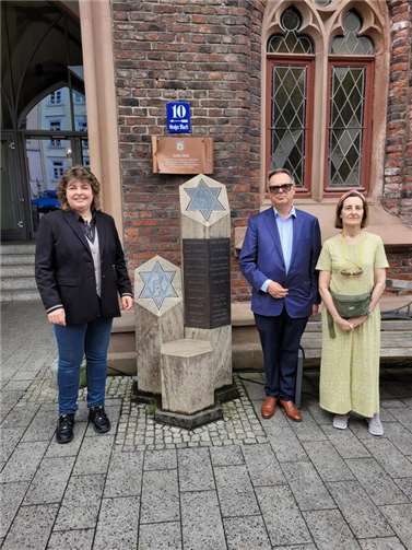 Gerald Stern und Schwester Betty (rechts) gedenken gemeinsam mit Stadtbürgermeisterin Melanie Leicher der Opfer des NS-Regimes in Montabaur. Gerald Stern setzte sich mehrere Jahre für das jüdische Mahnmal ein, das 2013 vor dem historischen Rathaus errichtet wurde.