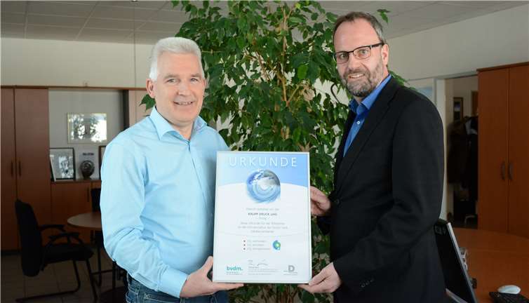 Gerald Walther (rechts) vom Bundesverband Druck und Medien überreicht die Zertifikat-Urkunde für klimaneutrale Druckproduktion an Geschäftsführer Peter Krupp.Krupp Pressebild