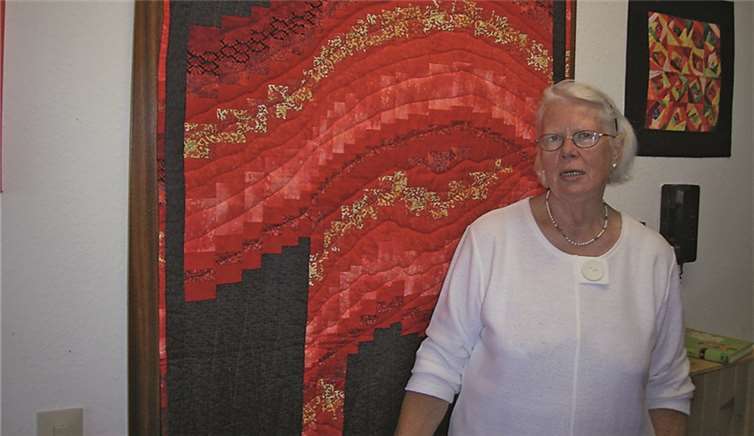 Gerardina Assenmacher vor dem „Feuer“, angefertigt in der Streifentechnik „Bargello“. privat