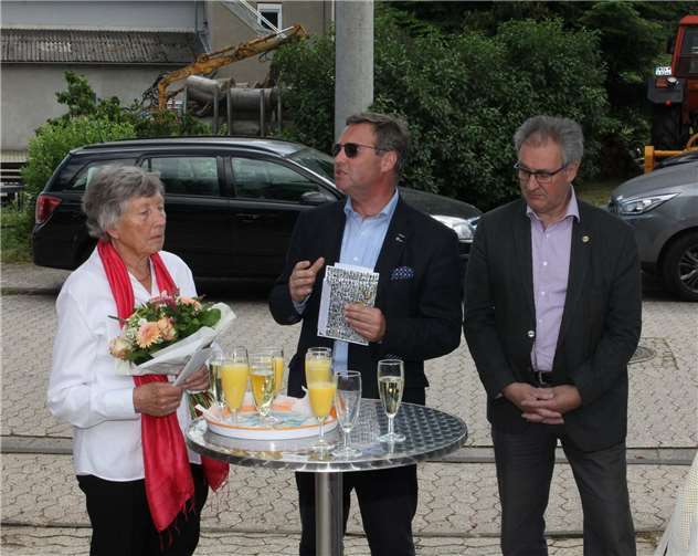 Gerburg Lübbertsmeier nahm die Gratulation von Kreisbeigeordneten Horst Gies (MdL) und Ortsbürgermeister Hans Dieter Felten (von links) entgegen.