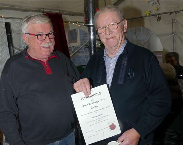 Gerd Ahler (re.) wurde von Siegelbewahrer Gerd Göbel die offizielle „Sehler Kautzekopp“-Urkunde nebst Tasse verliehen.