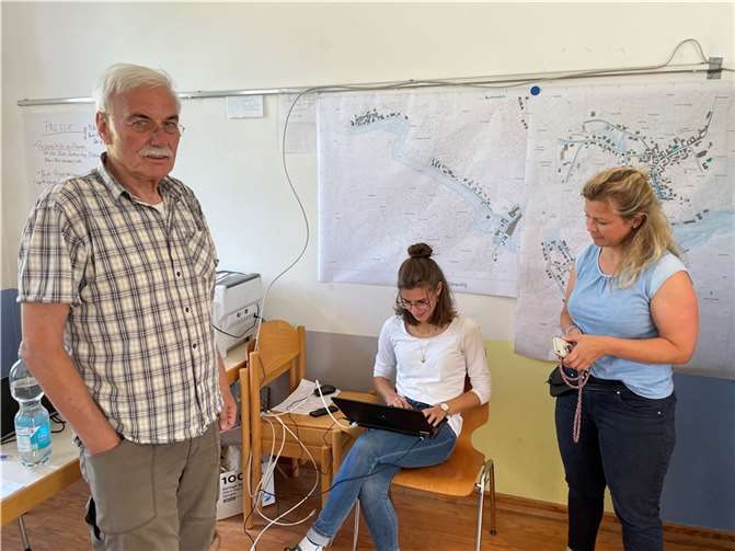 Mayschoß: Ein Dorf organisiert sich selbst Gerd Baltes mit seinen ehrenamtlichen Kolleginnen: Seit der Flut bestimmen Laptops und Lagepläne den Alltag.Foto:ROB