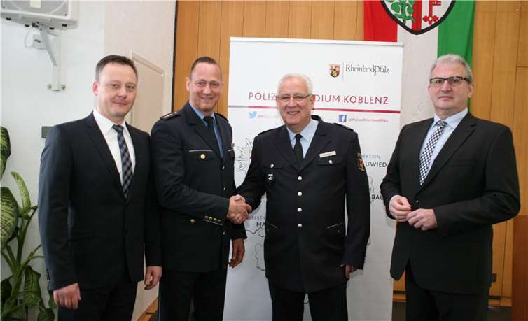 Gerd Bertram (2.v.r.) wünschte seinem Nachfolger Manuel Wehrmann alles Gute. Fotos: -WE-