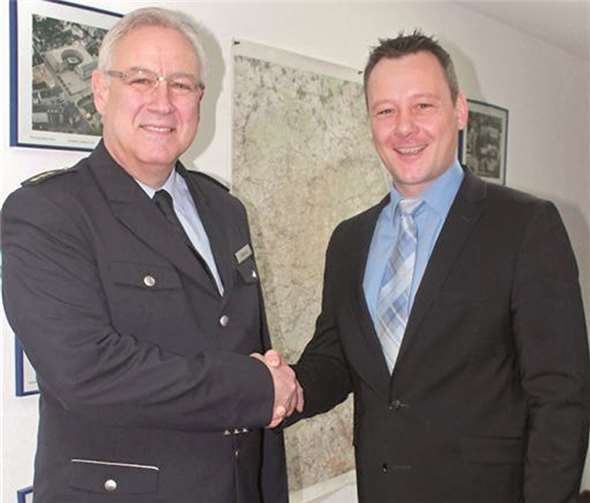 Gerd Bertram (l.), Leiter der Polizeidirektion Mayen, begrüßteKriminaloberrat Thorsten Runkel als neuen Leiter der Kriminalinspektion Mayen recht herzlich. PD Mayen