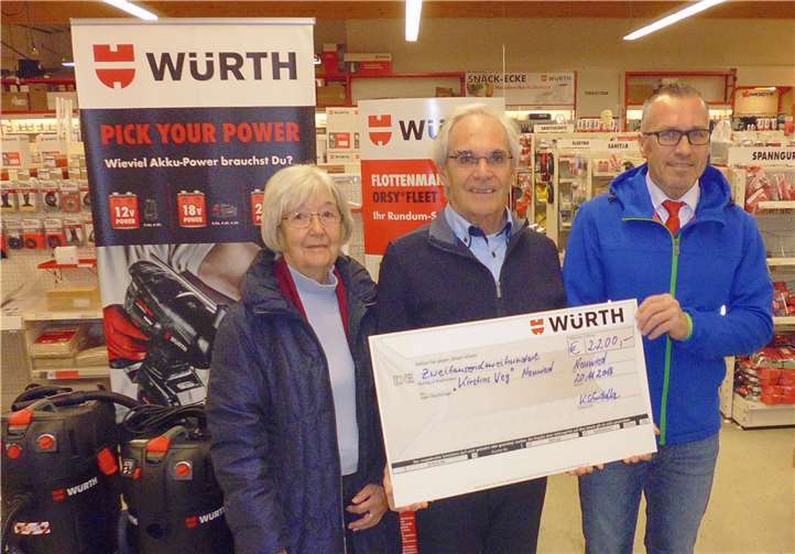 Gerd Diehl (Mitte) und seine Frau freuten sich über die stolze Spende von 2.200 Euro, welche , Niederlassungsleiter: Konrad Schwitalla nun überreichte.privat