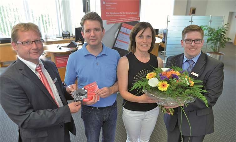 Gerd Diensberg, Filialleiter in Ochtendung, Johannes Künzel, Sabine Künzel und Kundenberater Martin Barth (v. l.) bei der Präsentübergabe. privat