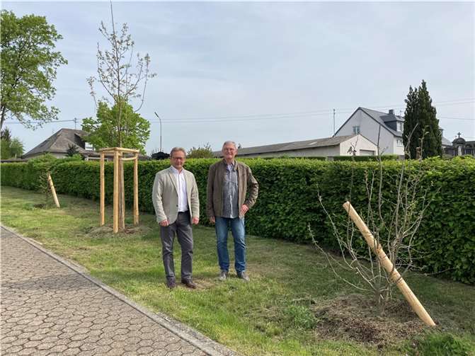 Gerd Diensberg und Lothar Kalter auf dem frisch bepflanzten Friedhofsbereich. Foto: privat
