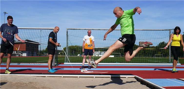 Gerd Dilthey beim Weitsprung.