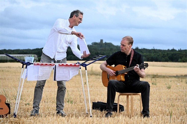 Gerd Engel und Dirk Plücker vom Duo dirkundich senden am 11. September Grüße aus dem Wäschekeller