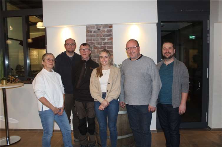 Gerd Friedrichs, Ina Wolff und Ralf Steins mit dem Vorstand des Grünen Ortsverbandes. Foto: Sarah Rößel